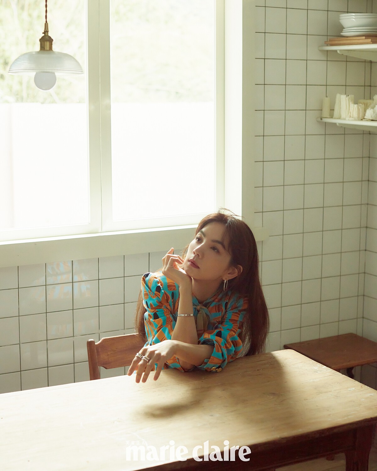 印花長袖墊肩夾克、印花蝴蝶結襯衫，both by Gucci。B.zero1 白金鑽石耳環、B.zero1 系列白金三環鑽石戒指，白K金三環戒指，外圈飾以密鑲鑽石、B.zero1系列玫瑰金三環鑽石戒指、B.zero1 系列白金手環，all by BVLGARI。