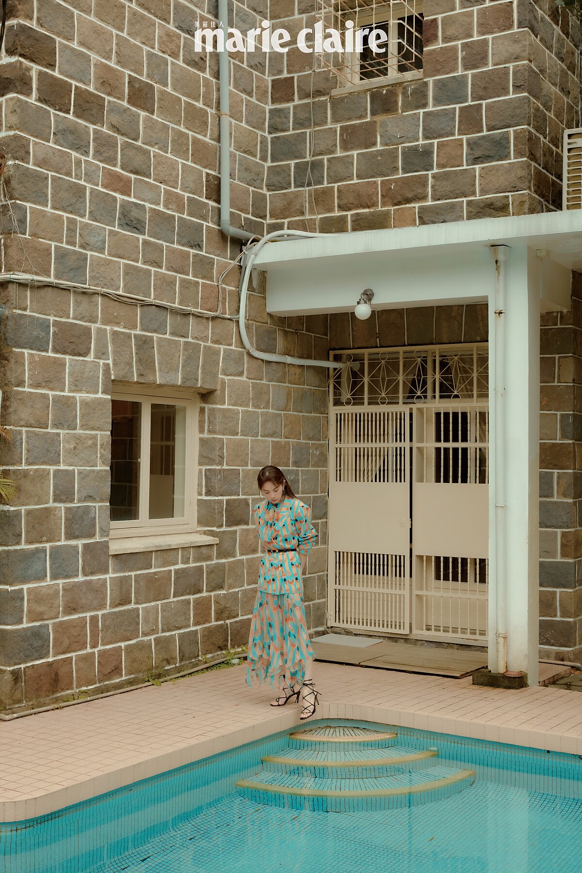 印花長袖墊肩夾克、印花蝴蝶結襯衫、印花中長裙、繫帶高跟鞋、腰帶，all by Gucci。B.zero1 白金鑽石耳環、B.zero1 系列白金三環鑽石戒指，白K金三環戒指，外圈飾以密鑲鑽石、B.zero1系列玫瑰金三環鑽石戒指、B.zero1 系列白金手環，all by BVLGARI。