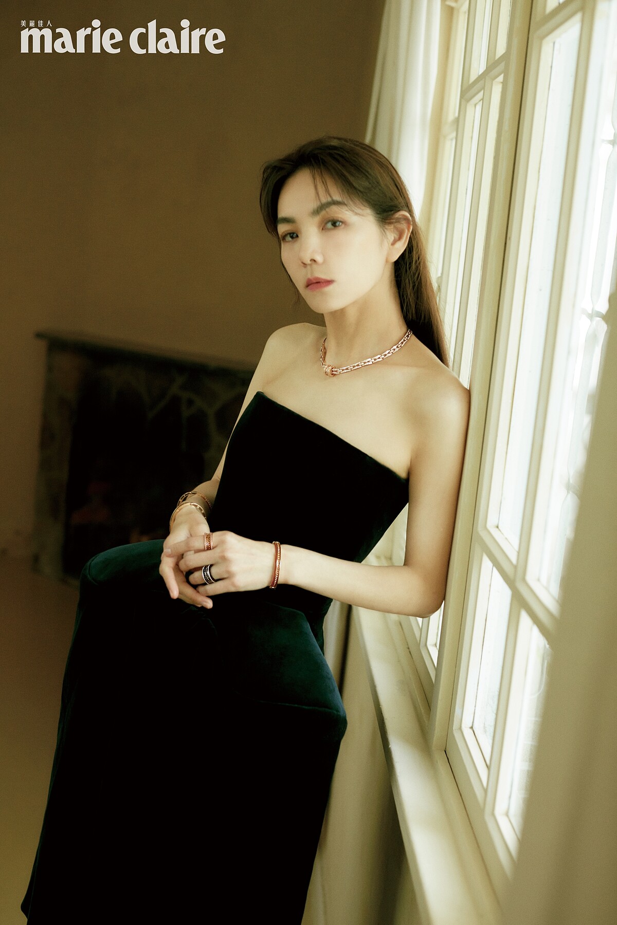 深藍色立體結構裙身設計絲絨洋裝，Loewe。B.zero1 Rock 系列玫瑰金鑽石項鍊、B.zero1 Rock 系列黑陶瓷三環鑽石戒指、B.zero1 Rock 系列玫瑰金鑽石戒指、B.zero1 Rock 系列玫瑰金鑽石手環、B.zero1 系列玫瑰金黑陶瓷手環、B.zero1 系列玫瑰金鏤空手環，all by BVLGARI。