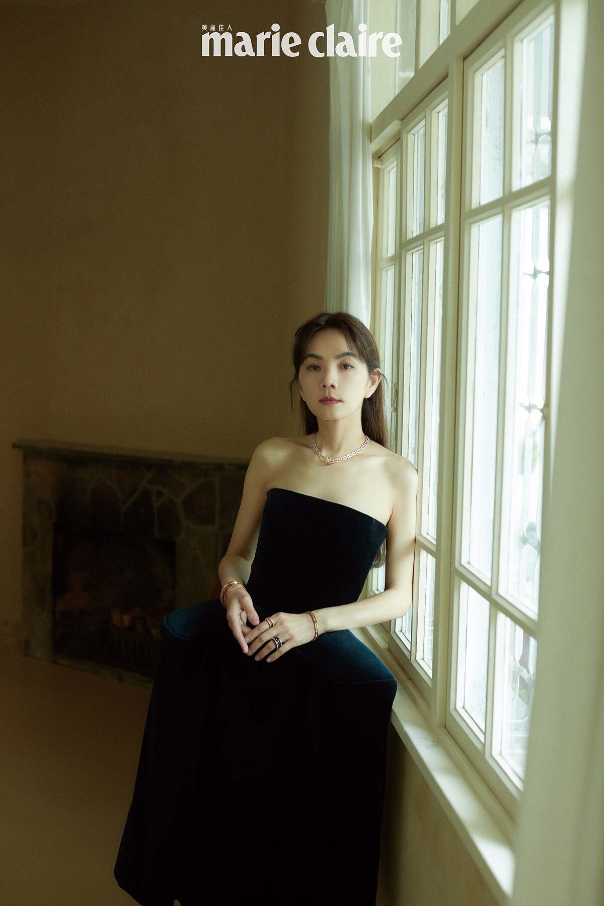 深藍色立體結構裙身設計絲絨洋裝，Loewe。B.zero1 Rock 系列玫瑰金鑽石項鍊、B.zero1 Rock 系列黑陶瓷三環鑽石戒指、B.zero1 Rock 系列玫瑰金鑽石戒指、B.zero1 Rock 系列玫瑰金鑽石手環、B.zero1 系列玫瑰金黑陶瓷手環、B.zero1 系列玫瑰金鏤空手環，all by BVLGARI。