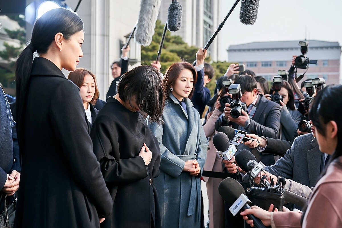 《造后者》黃導譆(中)帶殷彩領(中間低頭者)向媒體致歉,全部按照劇本演出博得同情