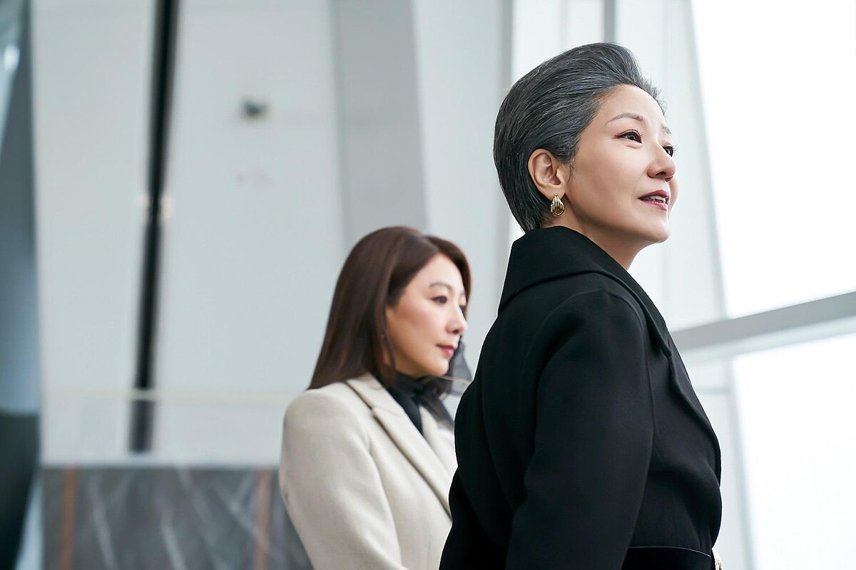 《造后者》孫會長(右) 即使再疼愛黃導譆(左),丟棄時毫不眨眼