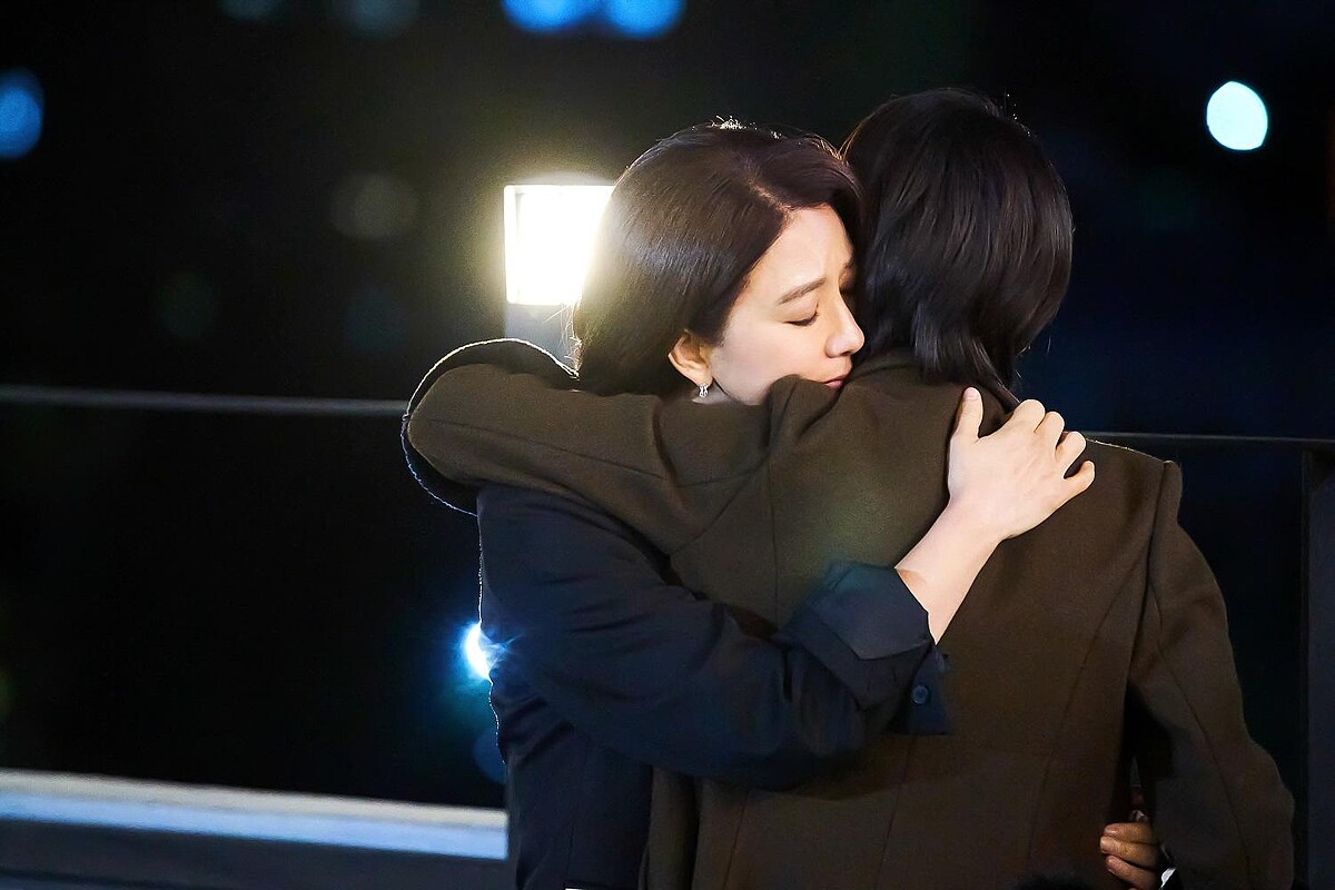 《造后者》黃導譆(左)吳景淑(右)在選戰中,一個失去了父親,一個差點失去孩子的信任,雖然獲勝但也失去很多