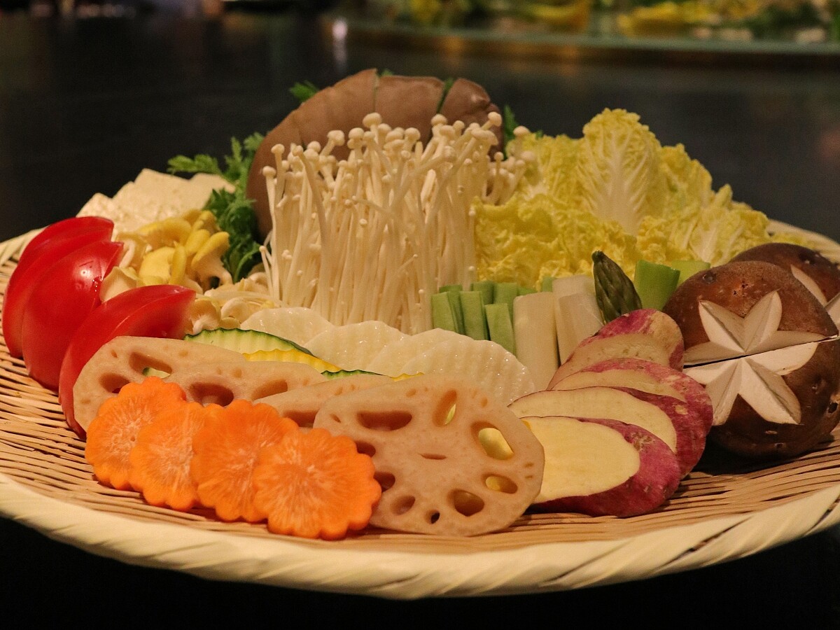 當令綜合蔬菜盤。