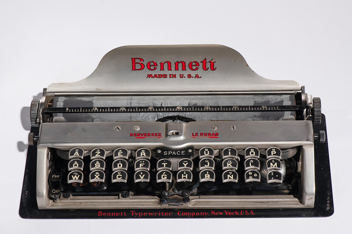 奇美博物館產業類典藏〈班奈特打字機〉，美國，1912年。