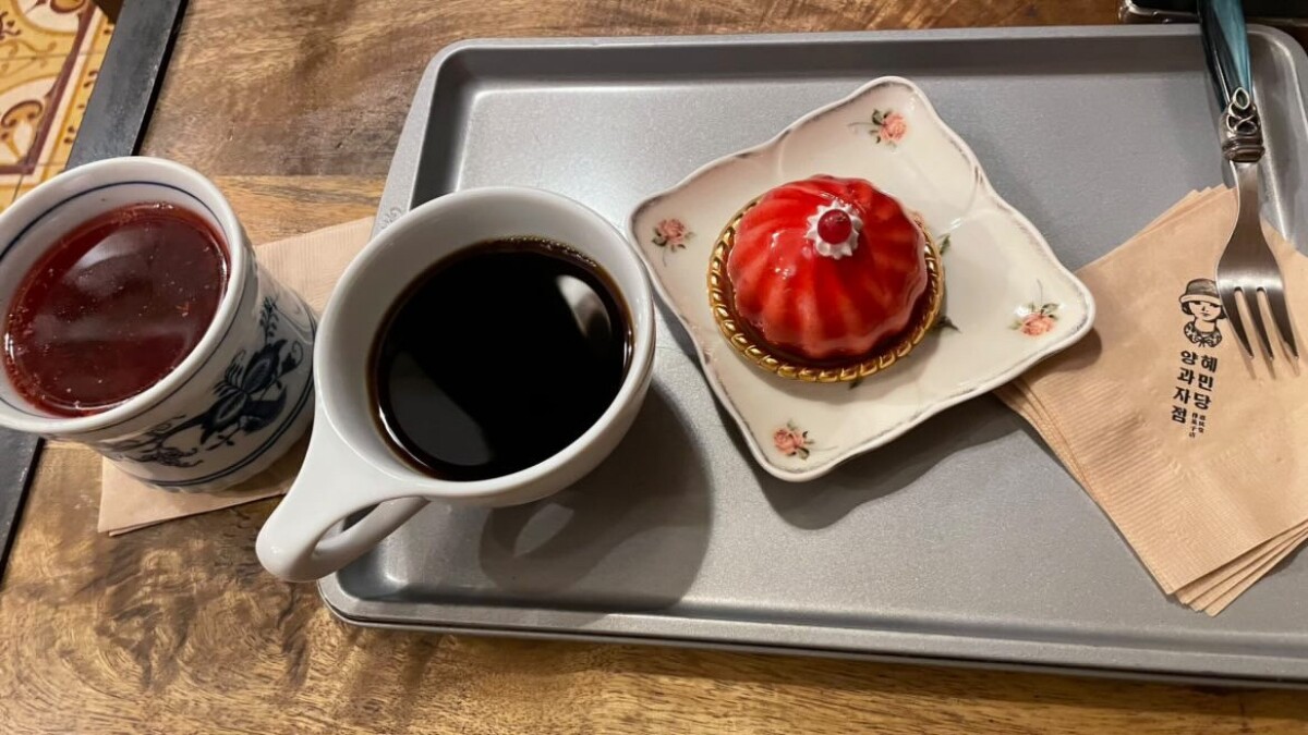 惠民堂的甜點及咖啡韓藥房的咖啡。