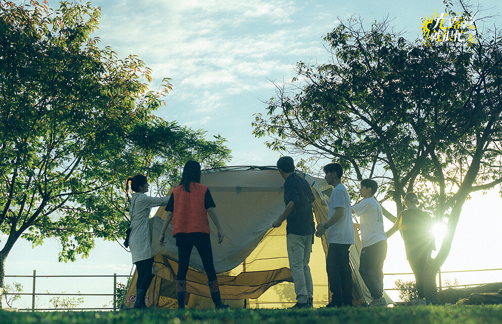 眾人互相協力搭帳篷。