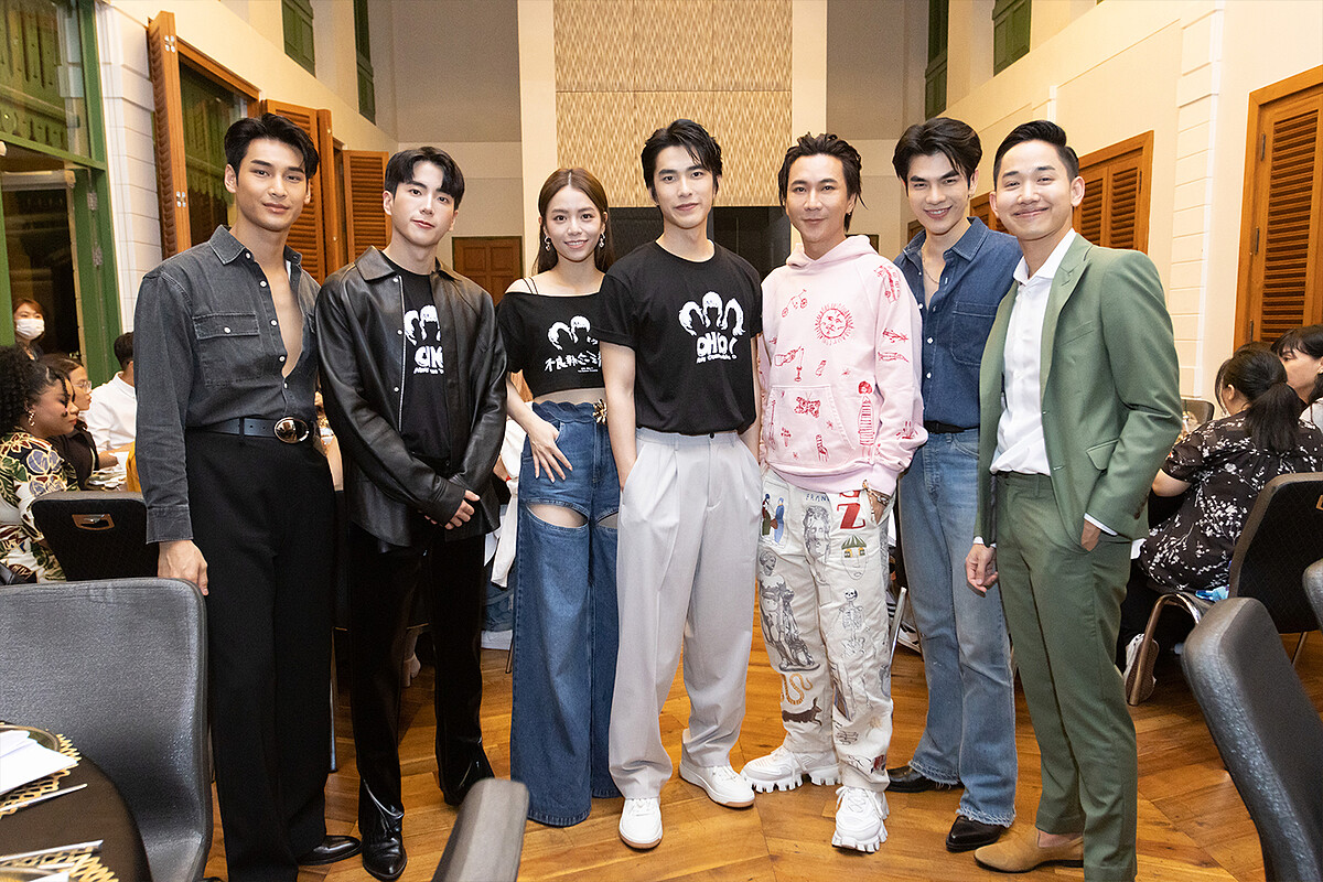 左起Apo、Nonkul(查農)、宋芸樺、曾敬驊、Pond(隱藏的王牌製作人)、Mile、Poppy(愛奇藝泰國站總經理)