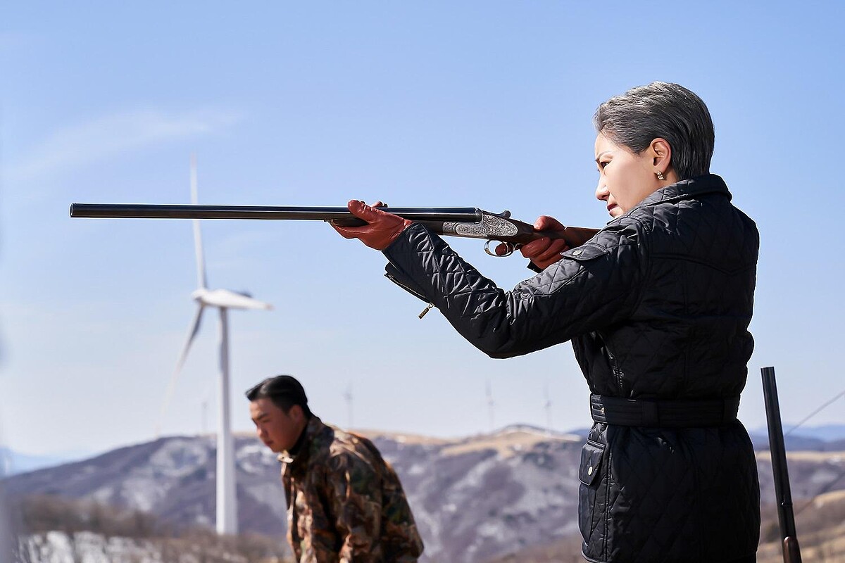 《造后者》孫會長(徐梨淑飾)出外打獵，一槍斃命禽鳥被獵犬叼回，上流社會的休閒活動隱喻可怕血腥的政治野心