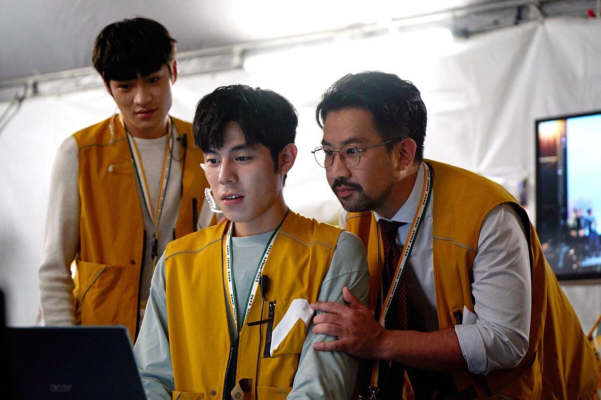 《人選之人─造浪者》黃健瑋(右)飾演陳家競，很享受幕後工作，正監看群眾所有反映