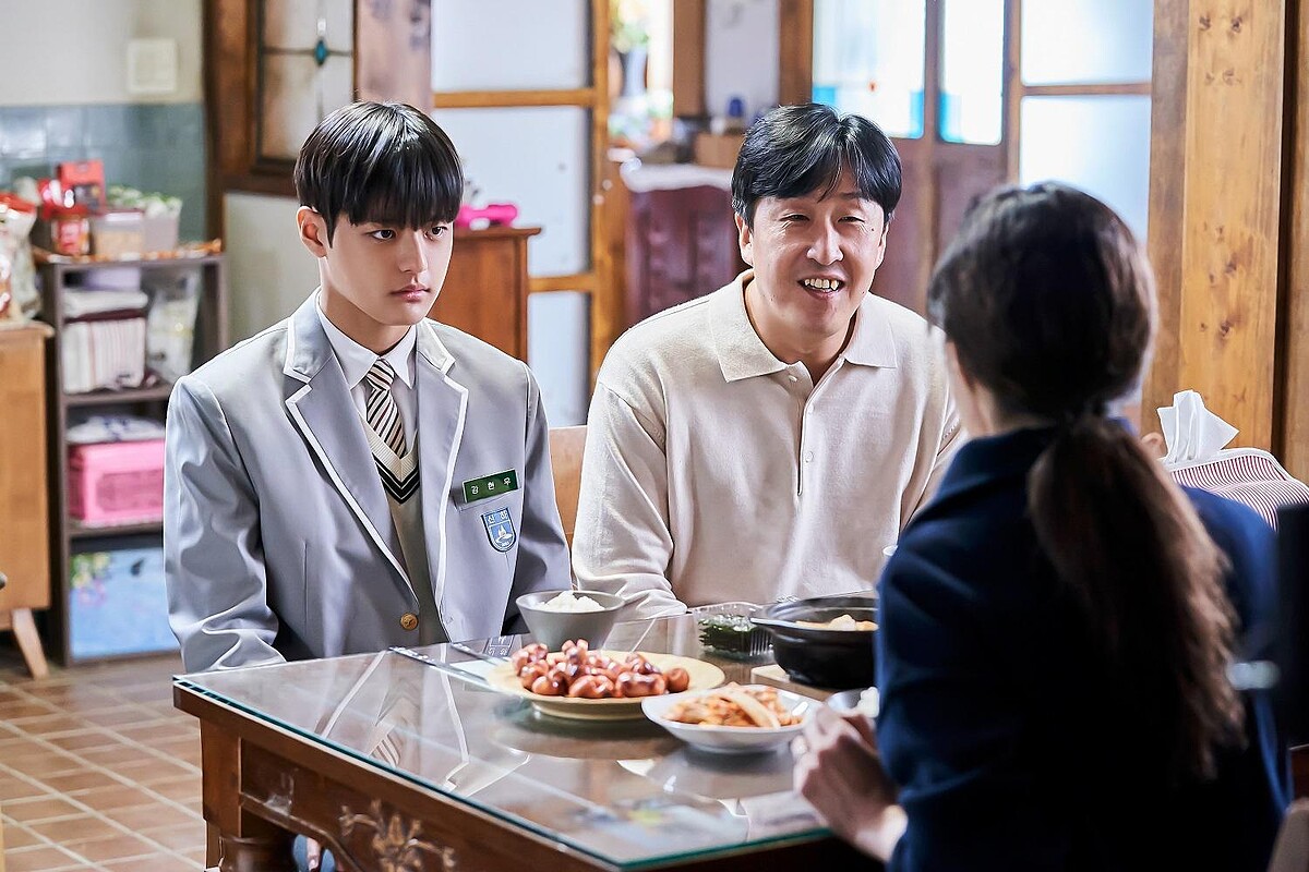 《造后者》吳景淑告訴丈夫(中)(玄奉植飾)和兒子(左)(朴祥勛飾)要投入市長選舉，兒子反對，進行無言的抗議