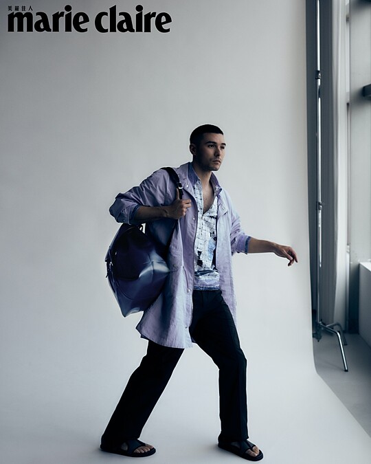 紫丁香色圖紋印花拉鍊式 Polo 衫、紫丁香 Parka 風衣、棕色長褲，all by Hermes；MONTBLANC 大師傑作精選系列 Soft 後背包。