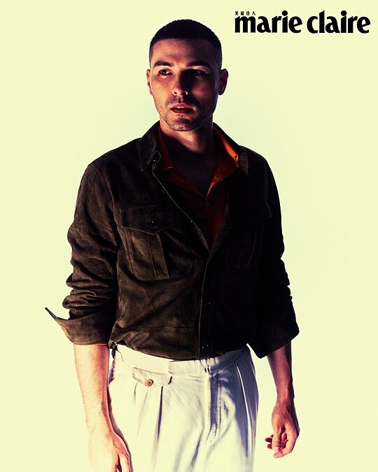 橘色針織 Polo 衫、咖啡色麂皮襯衫、白色長褲，all by Ralph Lauren。