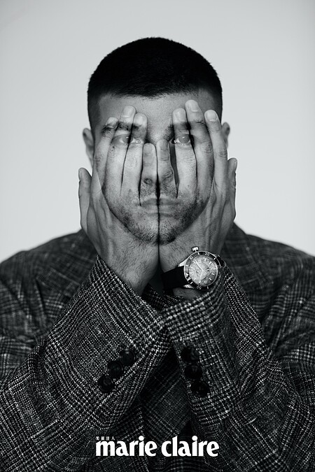 白色背心、圖紋針織背心、長版大衣，all by Bottega Veneta；MONTBLANC 1858系列 Iced Sea 日期顯示自動腕錶，MONTBLANC。