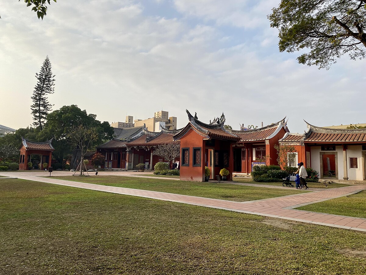 台南孔廟(左圖)