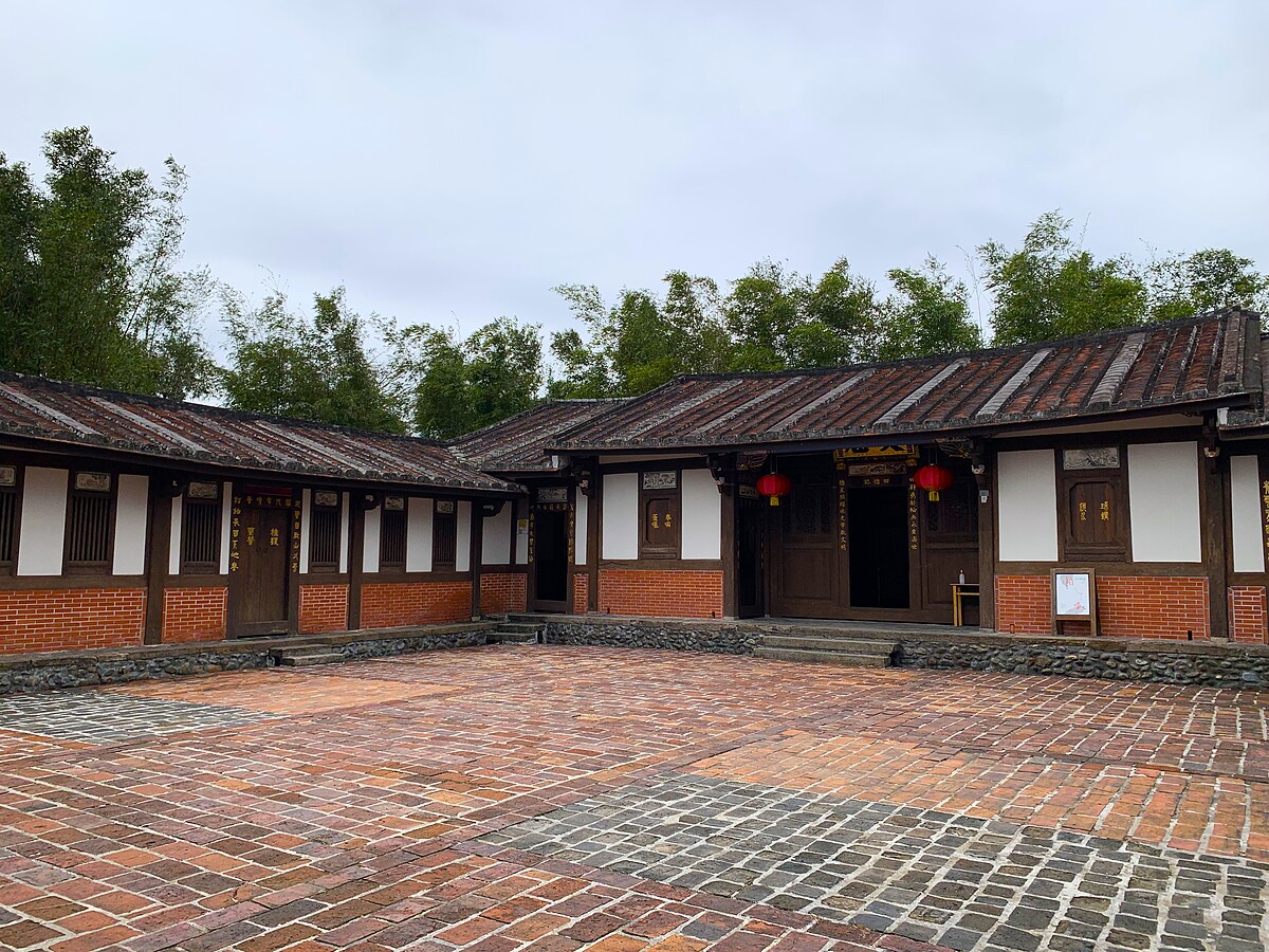 宜蘭傳藝中心黃舉人宅(右圖)