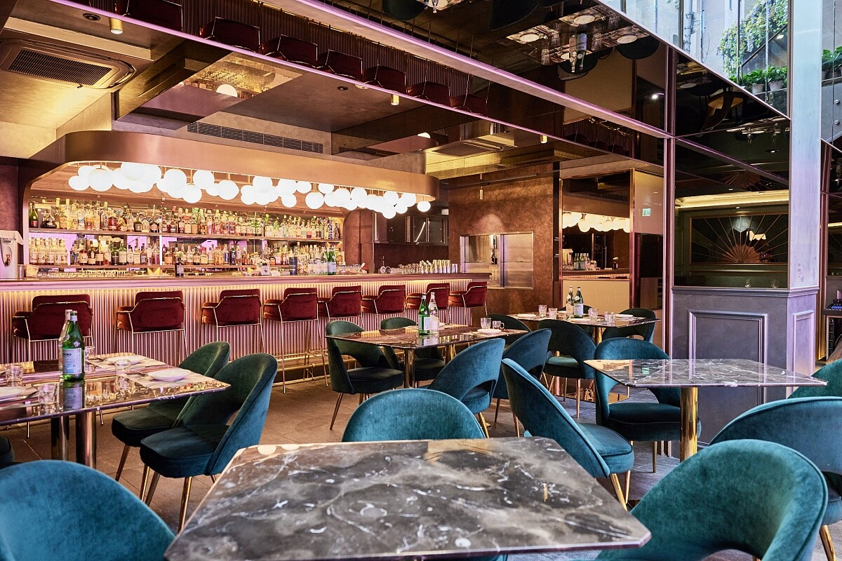 大量使用玻璃、鏽鏡、藤編等材質妝點空間。