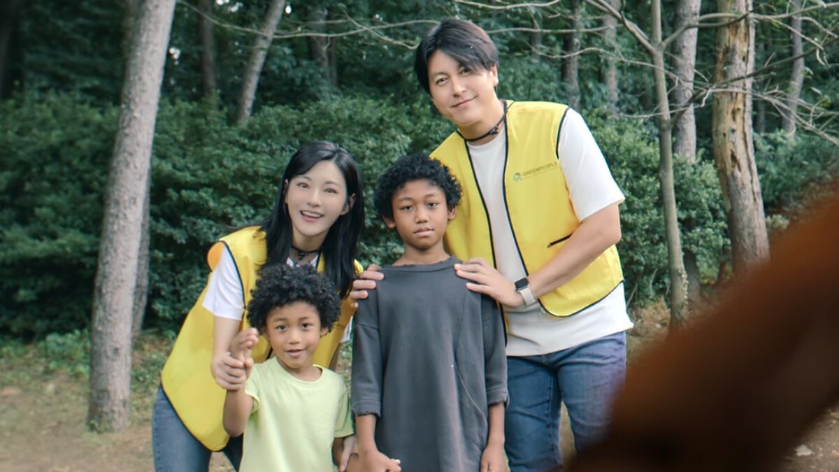 《造后者》韓以瑟(左後)是白宰民(右後)基金會的隨行秘書,卻被強暴無處可求告