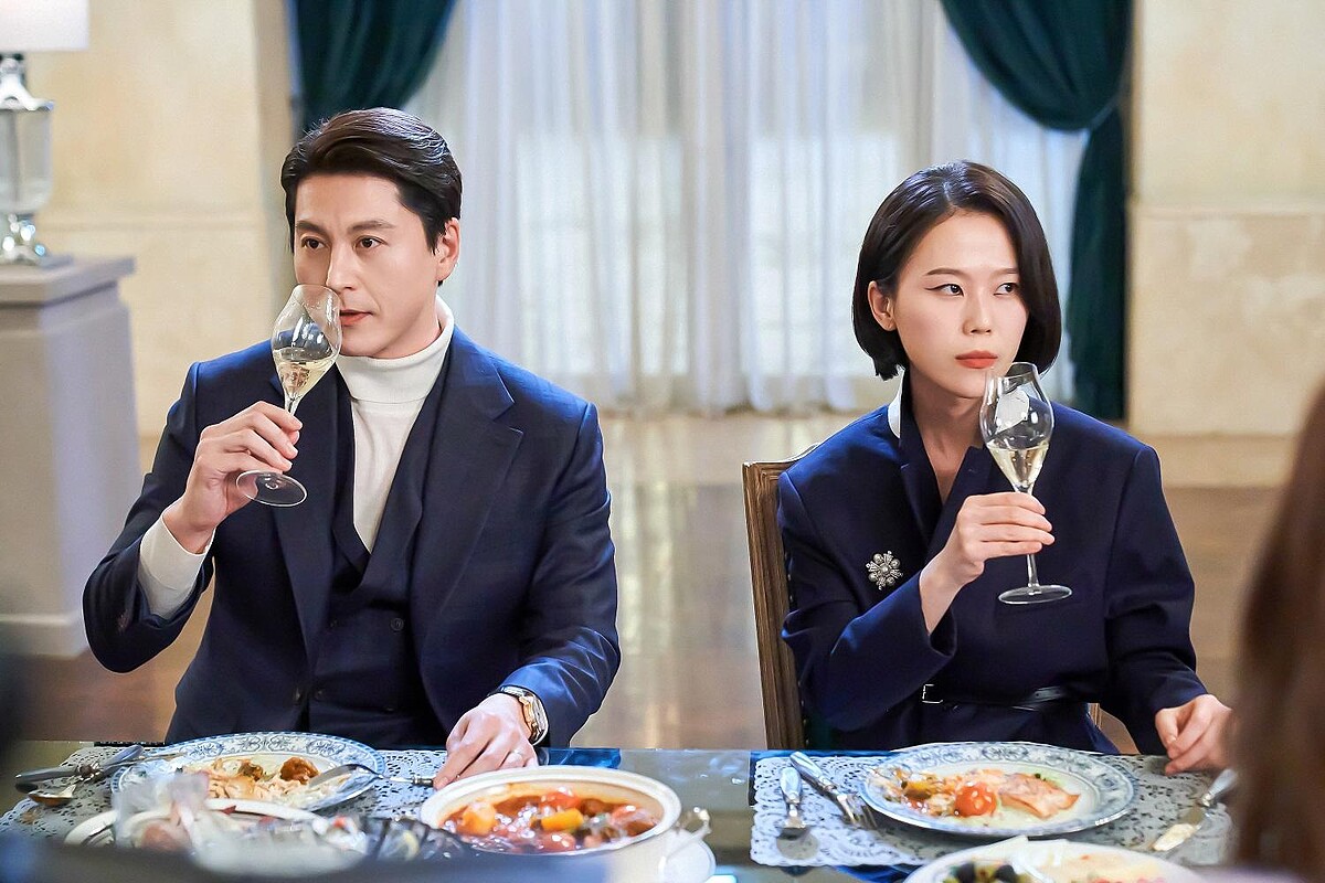 《造后者》貌合神離的夫妻白宰民(左)與殷彩領(右)