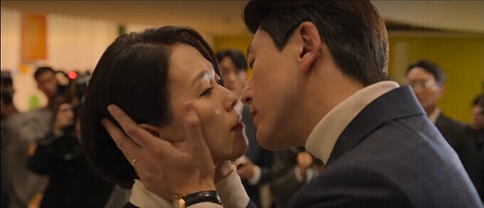 《造后者》鏡頭前白宰民(右)與殷彩領(左)用力演相親相愛