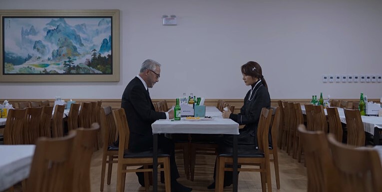 《造后者》卡爾‧尹(左)故意在黃導譆(右)父親喪禮中出現,非常囂張