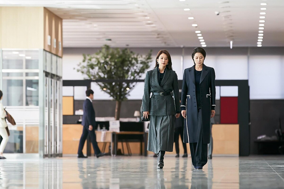 《造后者》黃導譆(左)在歷經喪父之慟後,終於明白吳景淑(右)堅守的正義有多麼不易