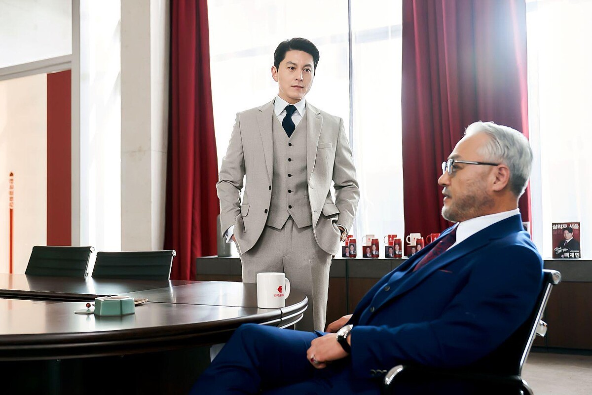 《造后者》白宰民(左)要卡爾‧尹(右)幫他除掉國芝妍