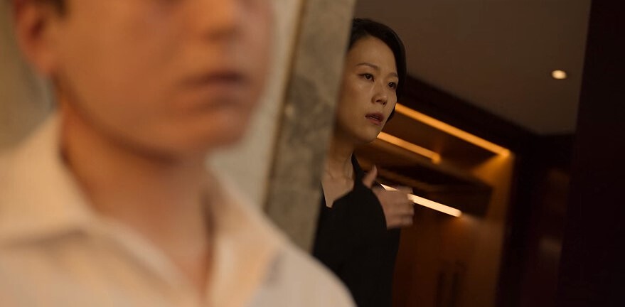 《造后者》白宰民(左)被自殺,殷彩領(右)前來認屍