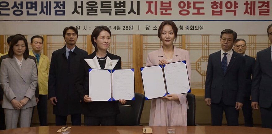 《造后者》吳景淑(左四)和銀星集團殷書真(右三)簽約儀式,讓市民共享免稅店股份