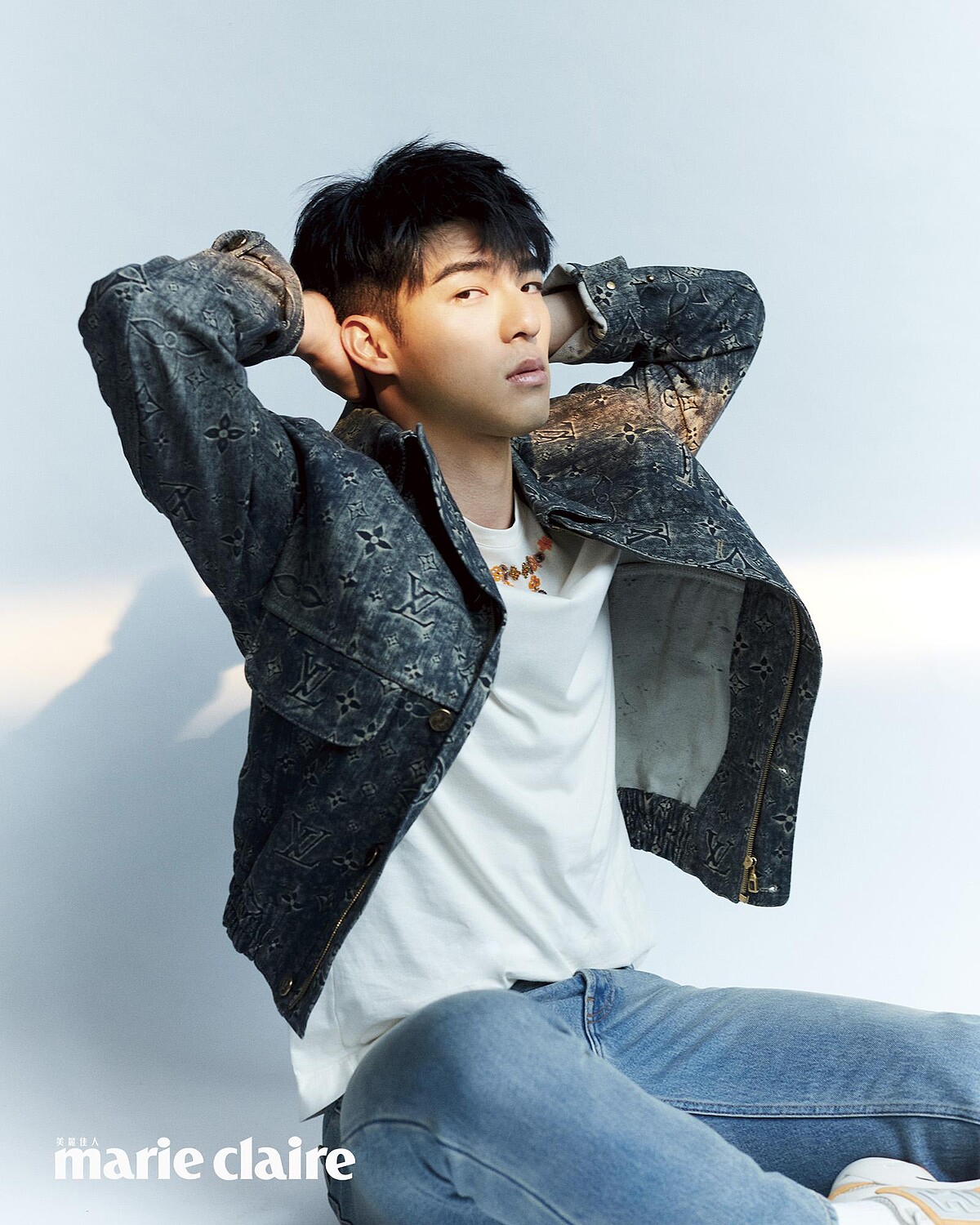 Monogram 牛仔外套，Louis Vuitton；串珠造型 T-shirt、撞色休閒鞋，both by Fendi；丹寧長褲，Prada。