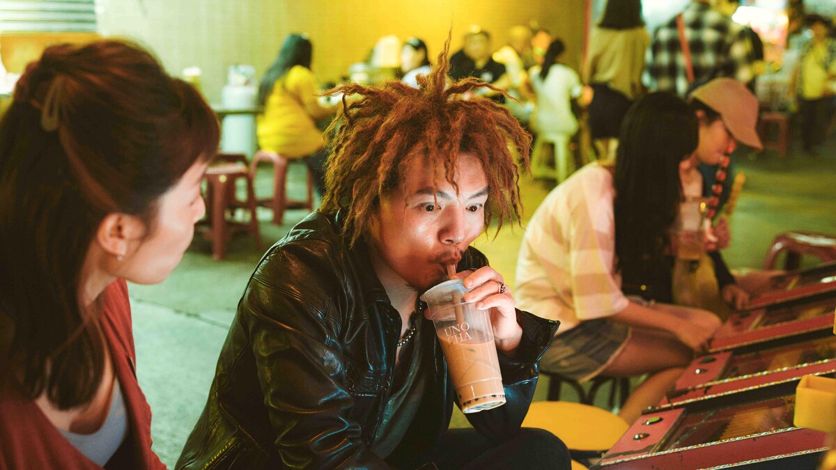 春風在《請問，還有哪裡需要加強》不計形象演出，以各式奇特髮型登場。