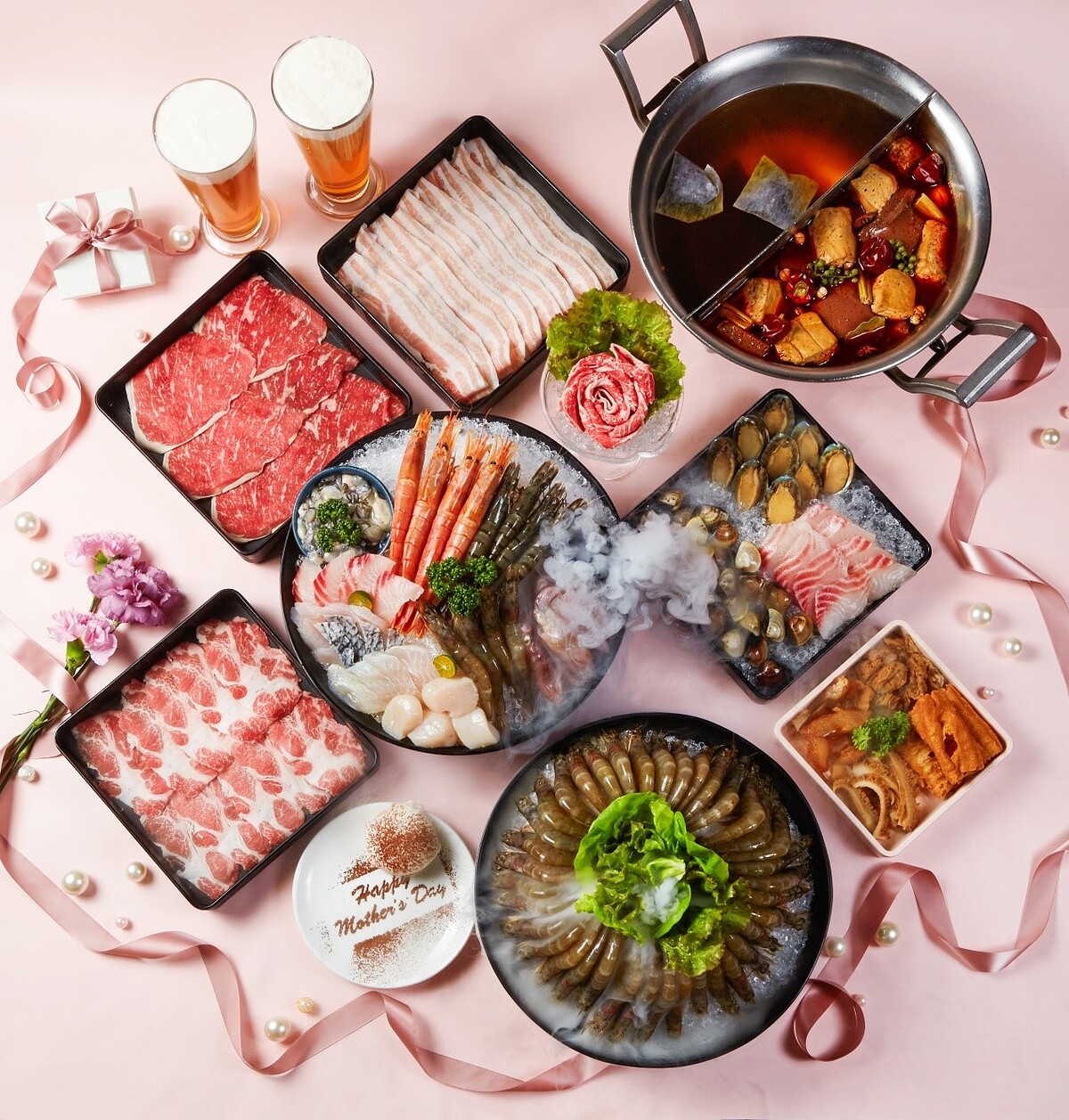 【這一鍋ShareMore吃到飽】珍味饗宴-母親節套餐，豪華升級明星湯頭，可享用新鮮活凍鮑魚吃到飽。