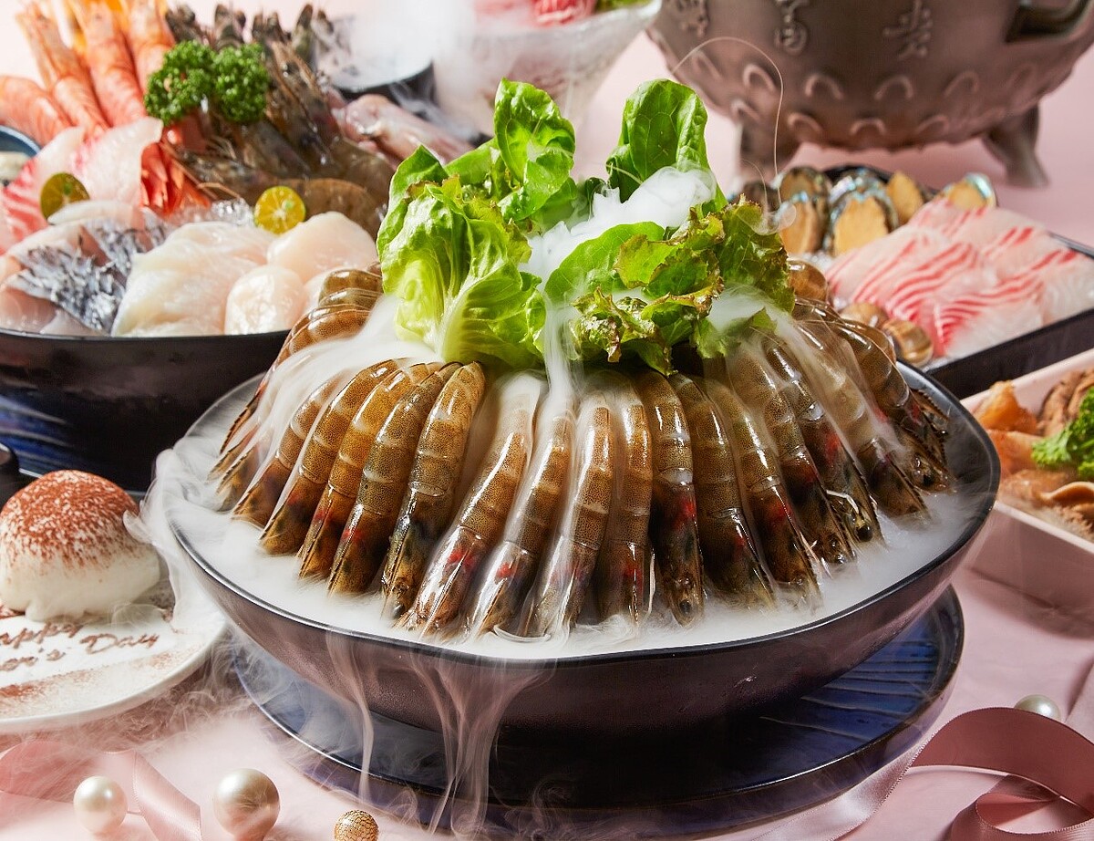 【這一鍋ShareMore吃到飽】時光珍選活動，依照媽媽年齡，幾歲就送幾隻特級藍鑽蝦（上限60隻）！