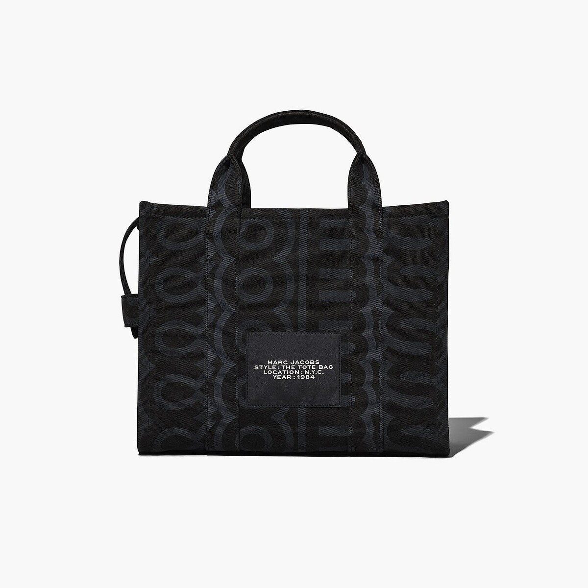 Marc Jacobs 深黑丹寧 Monogram圖紋The Tote Bag 中型托特包，NT14,900。