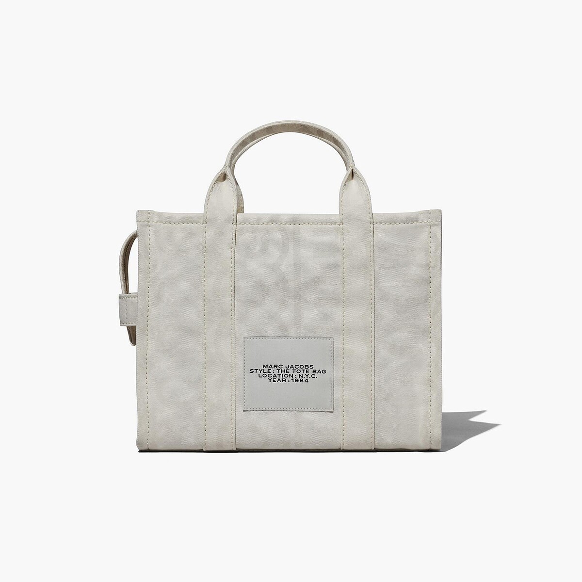 Marc Jacobs 燕麥灰白丹寧 Monogram圖紋The Tote Bag 中型托特包，NT14,900。