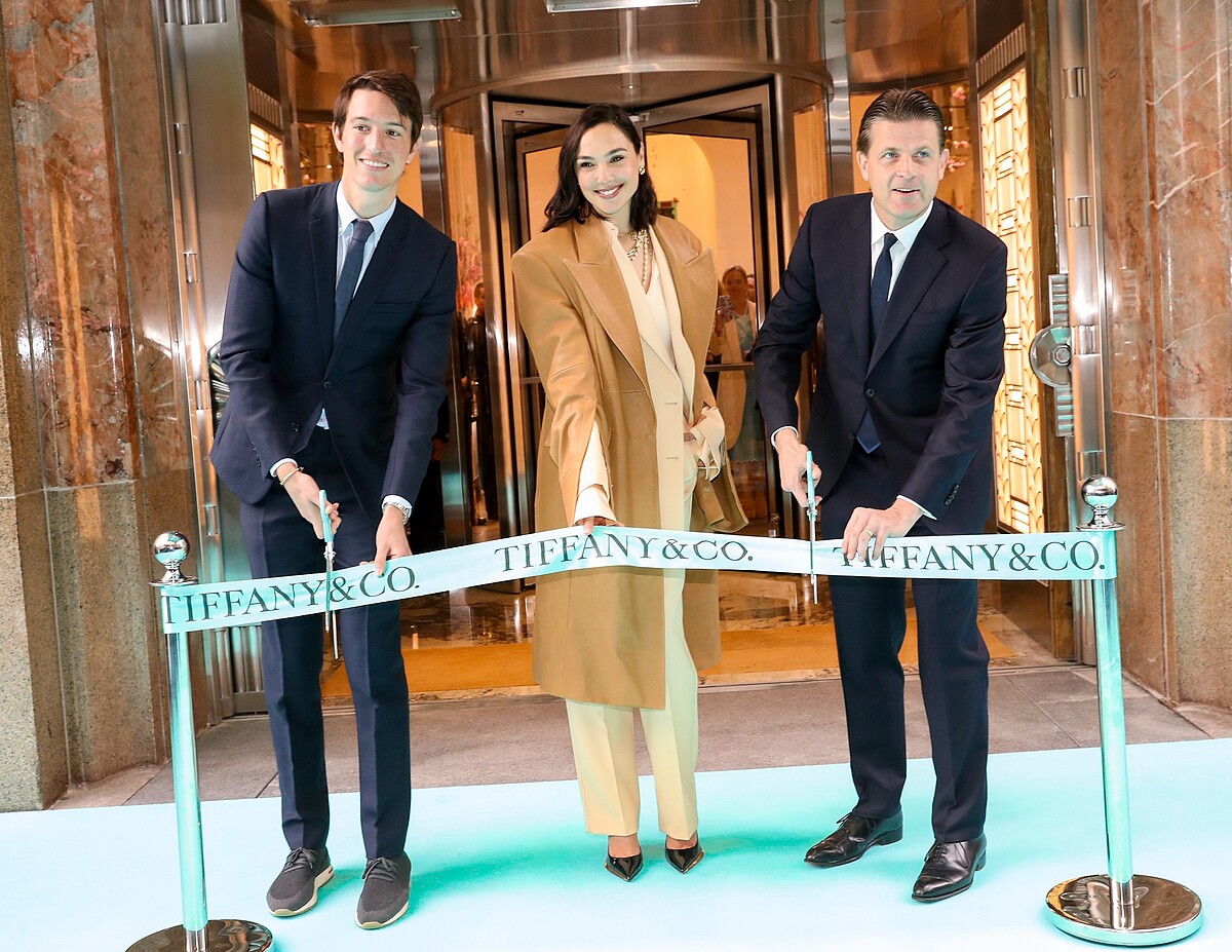 Tiffany & Co.代言人蓋兒加朵(Gal Gadot)與首席執行長Anthony Ledru、行銷暨執行副總裁Alexandre Arnault共同剪綵，誌慶The Landmark旗艦店的開幕。