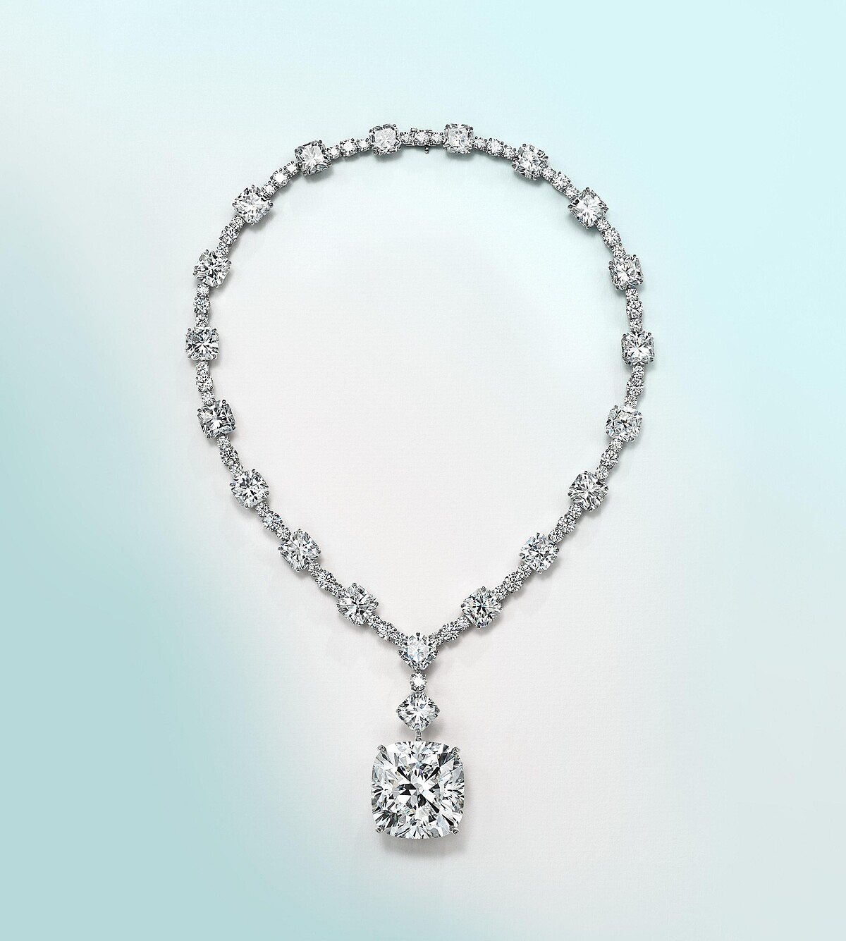 Tiffany & Co.以鉑金及鑽石打造非凡的高級珠寶項鍊，其中的鑽石吊墜鑲嵌一枚重逾106克拉的頂級鑽石