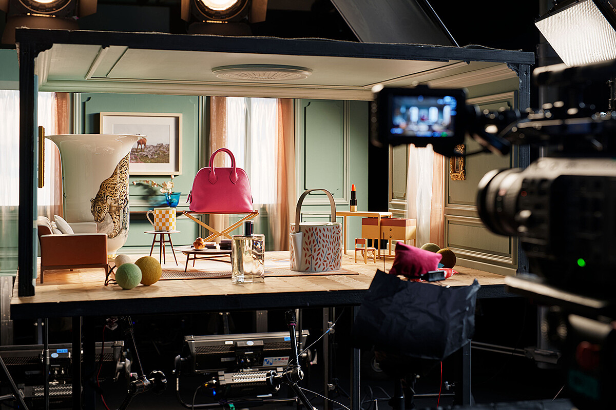 透過攝影機同步投影完成似電影般的畫面質地。