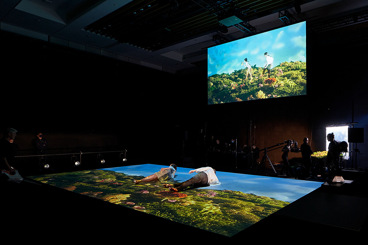 舞蹈家貼地演出，透過俯視鏡頭完成像是在空中舞動的效果。