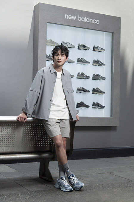范少勳所著用的NB9060，整體造型選擇抗皺材質的有領襯衫搭配素Tee和季節感十足的短褲，運用灰白色階凸顯出NB9060灰藍系的神祕太空感。