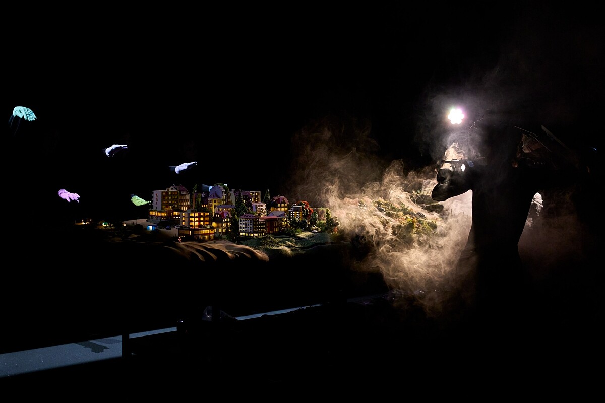  the flight of the migratory gloves 遷徙手套的飛行。