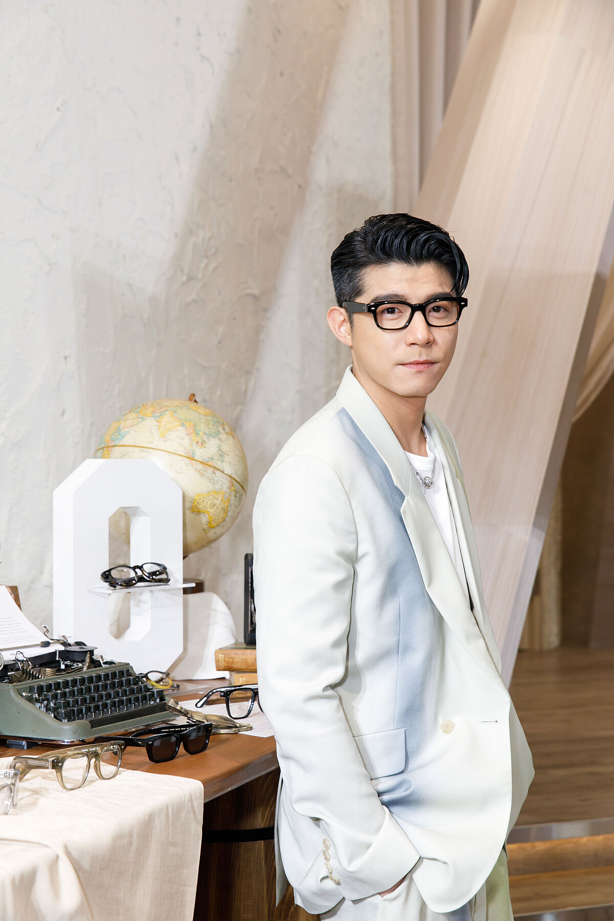 王柏傑以LATIMORE光學眼鏡搭配時尚感十足的白西裝,化身雅痞系男神