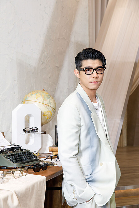 王柏傑以LATIMORE光學眼鏡搭配時尚感十足的白西裝,化身雅痞系男神