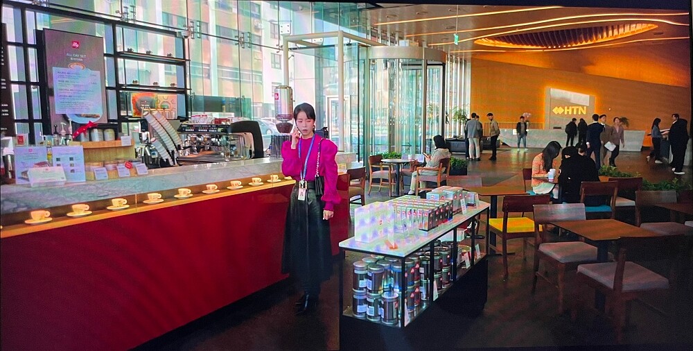 涎鎭上班電視台的一樓咖啡店(翻攝自Netflix)