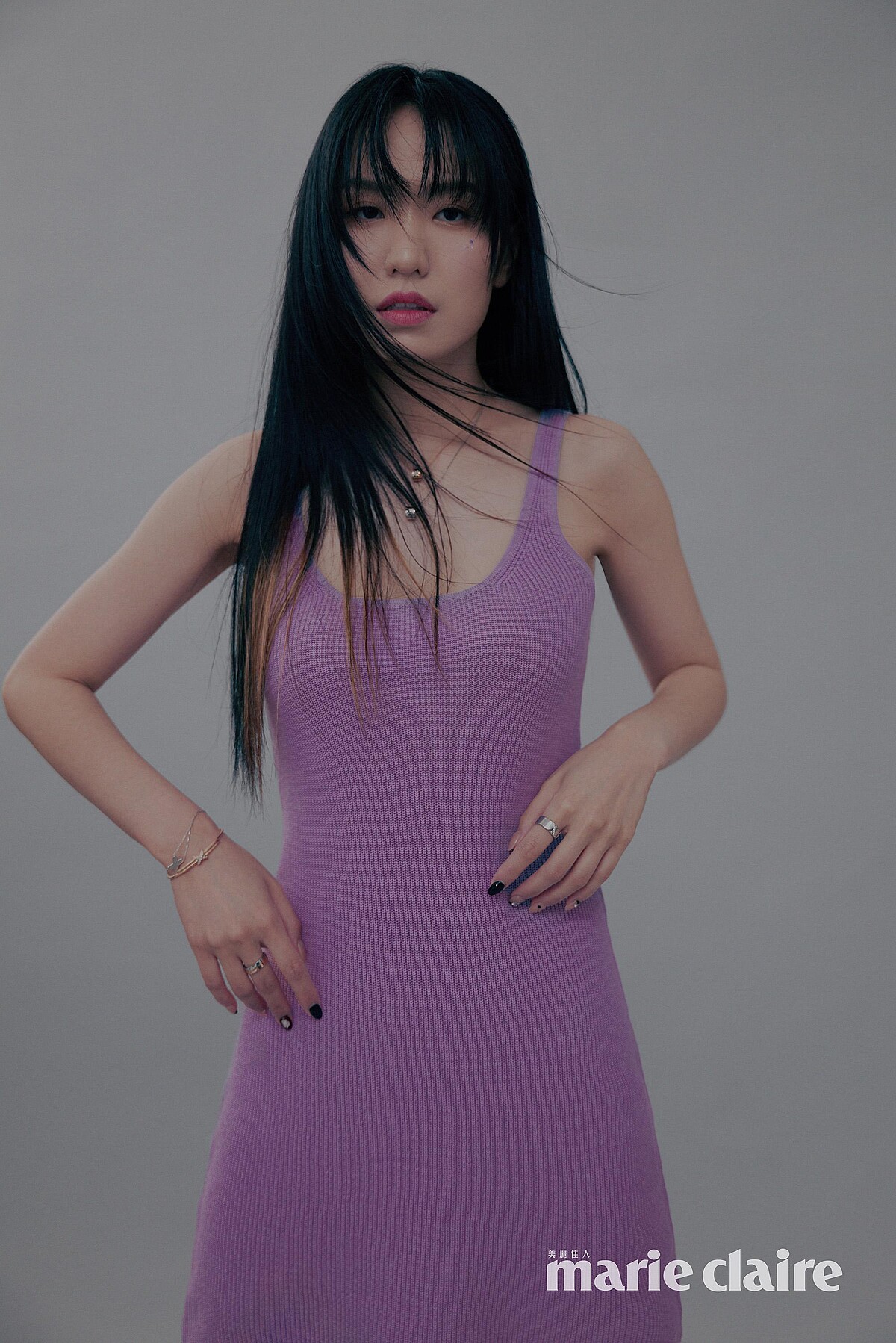 Jennie for Calvin Klein丁香紫連衣裙，Calvin Klein；Liens &Eacute;vidence系列18K玫瑰金、18K白金吊墜、18K鉑金、18K玫瑰金戒指，Jeux de Liens系列18K白金鑽石手鏈、玫瑰金鑽石手鐲，all by Chaumet。