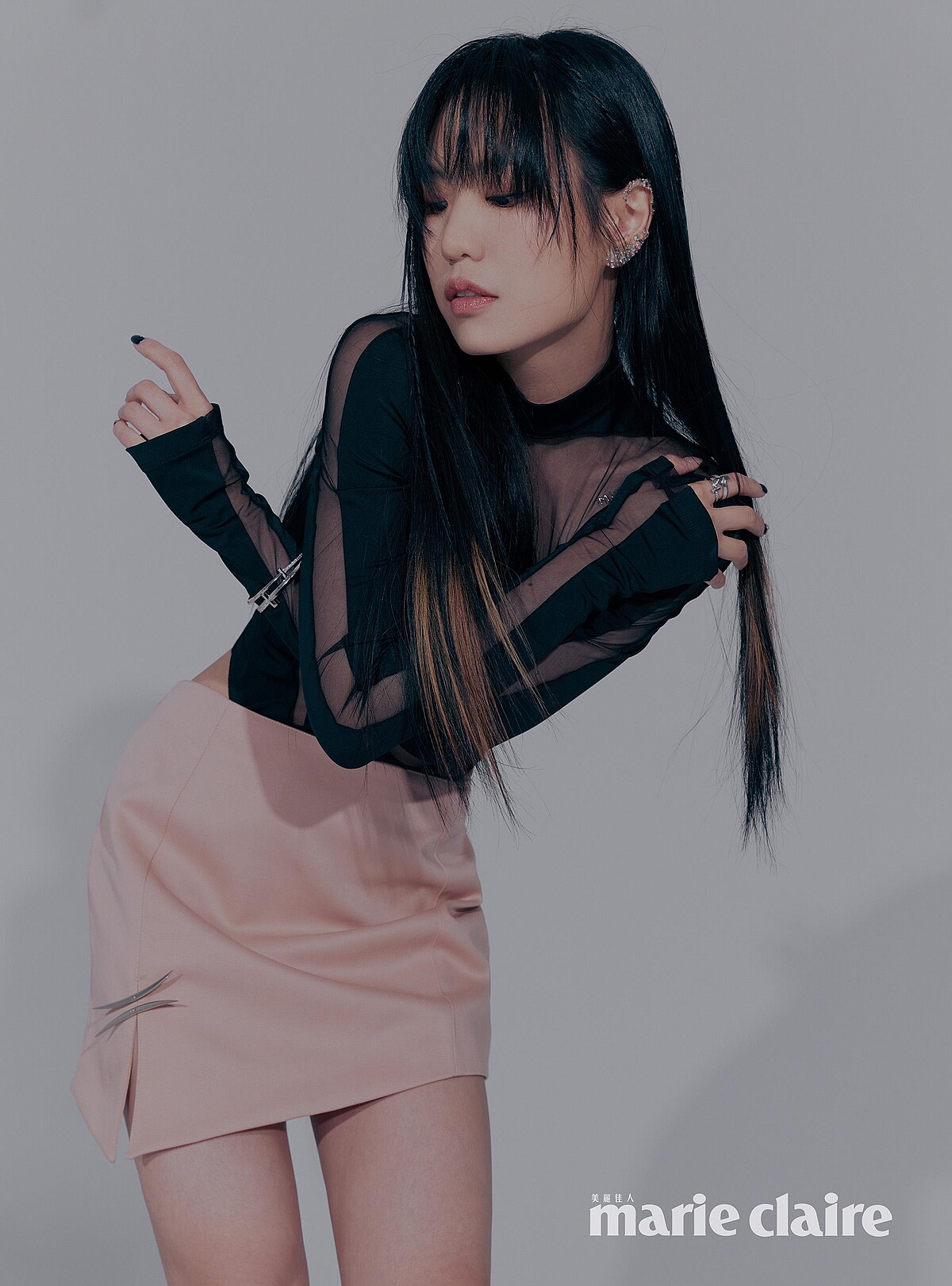 黑色網紗布段緊身連身衣、古董粉紅羊毛迷你裙，both by Mugler x H&M；T1 18K白金寬版鋪鑲鑽石手環、18K白金窄版鋪鑲鑽石手環、18K白金寬版鑲鑽戒指、18K白金窄版鑲鑽戒指all By Tiffany & Co.。