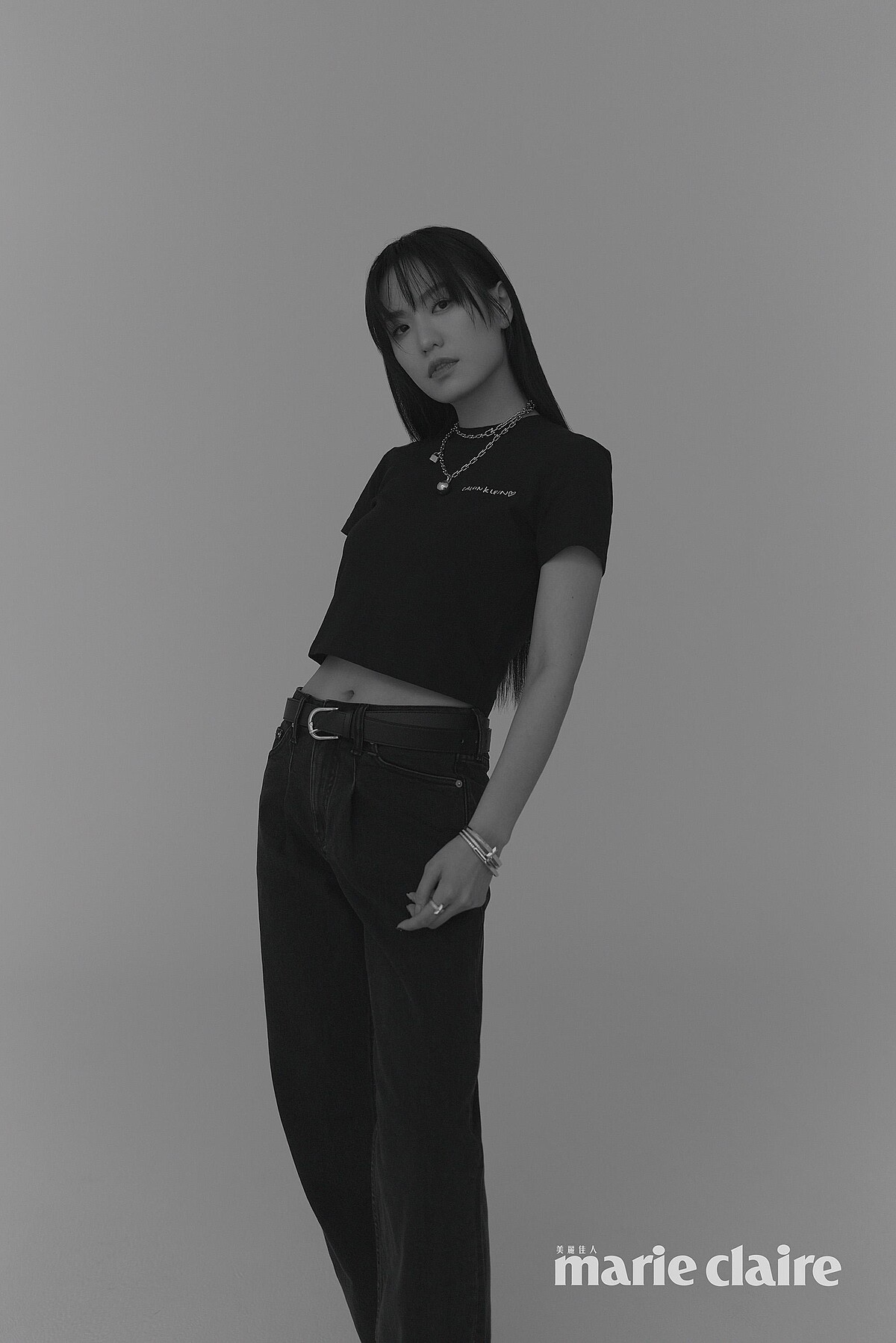 Jennie for Calvin Klein黑色標誌短版T恤、永續90年代直筒牛仔褲，both by Calvin Klein；HardWear系列18K金垂墜球形與鎖扣雙圈項鍊、T1系列 18K白金寬版鑲鑽戒指、18K白金窄版鑲鑽戒指、18K金窄版鑲鑽戒指、18K金寬版手環、18K白金窄版鋪鑲鑽石手環，Lock系列18K白金與黃金鑲鑽手鐲、18K白金與玫瑰金鑲鑽戒指，all By Tiffany & Co.。
