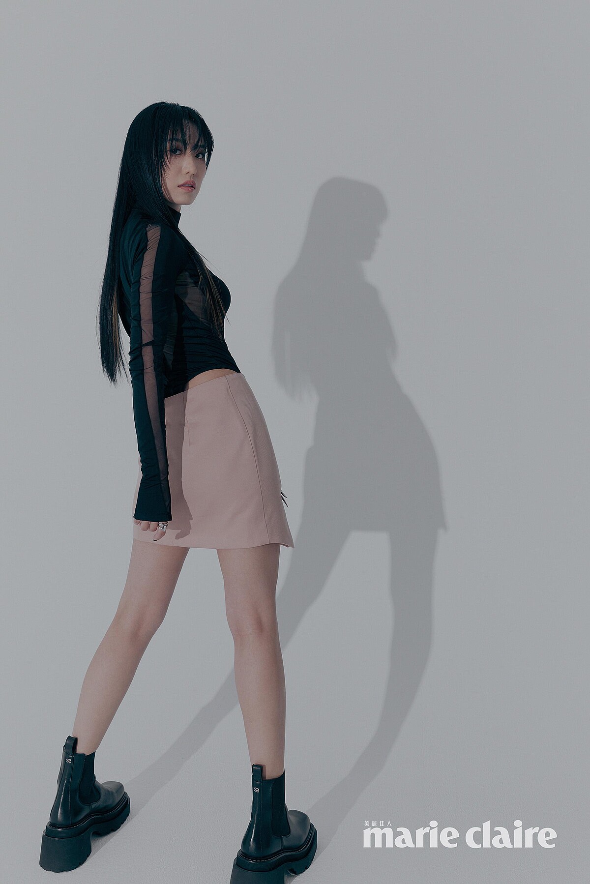 黑色網紗布段緊身連身衣、古董粉紅羊毛迷你裙，both by Mugler x H&M；黑色契爾西踝靴，SANDRO；T1 18K白金寬版鋪鑲鑽石手環、18K白金窄版鋪鑲鑽石手環、18K白金寬版鑲鑽戒指、18K白金窄版鑲鑽戒指all By Tiffany & Co.。