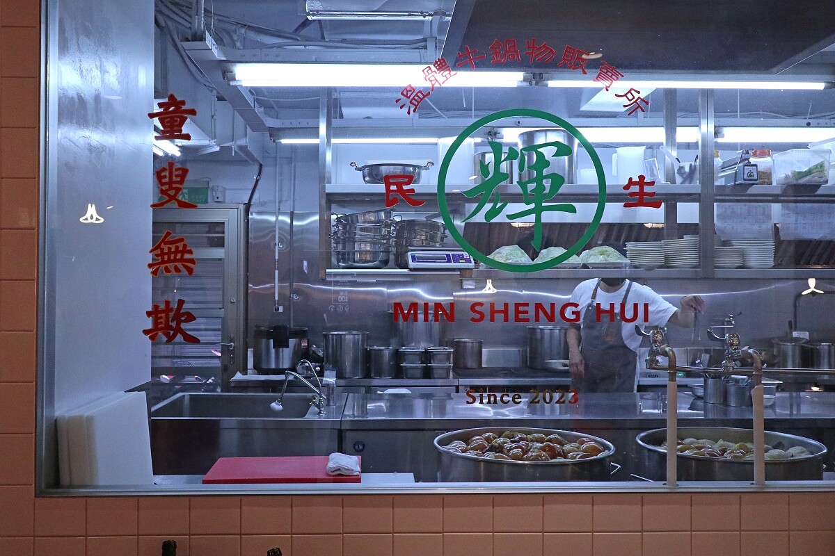 每日悉心熬煮湯頭。