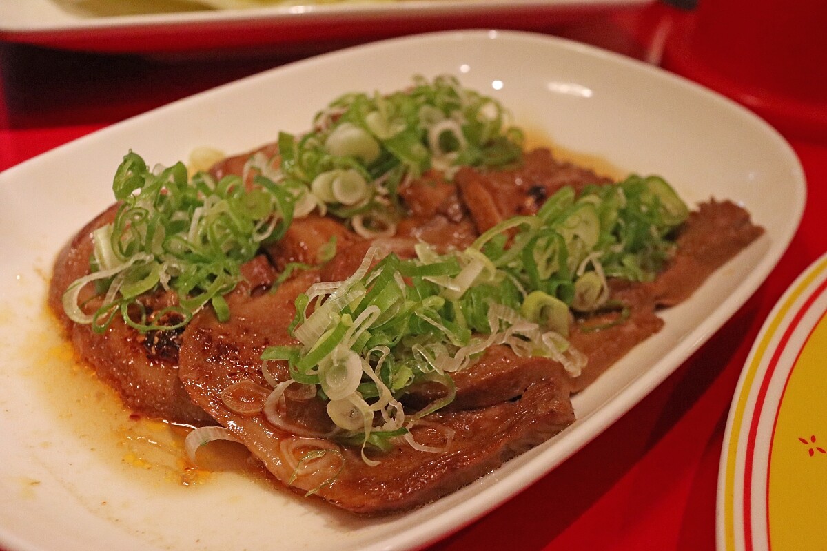 蔥花牛舌，有台式滷味加上日式鹽蔥花的風味。